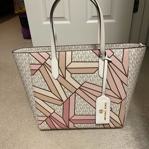 Brand new Signature Sinclair Medium Wast West Grab Tote. Never used